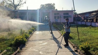 कोभिड–१९ : महेन्द्रनगर बजारमा नेपाली सेनाले औषधि छर्कियो