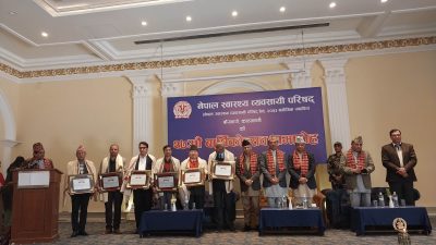 नेपाल स्वास्थ्य व्यवसायी परिषद्का पूर्व अध्यक्ष र पूर्व रजिस्ट्रारहरू सम्मानित